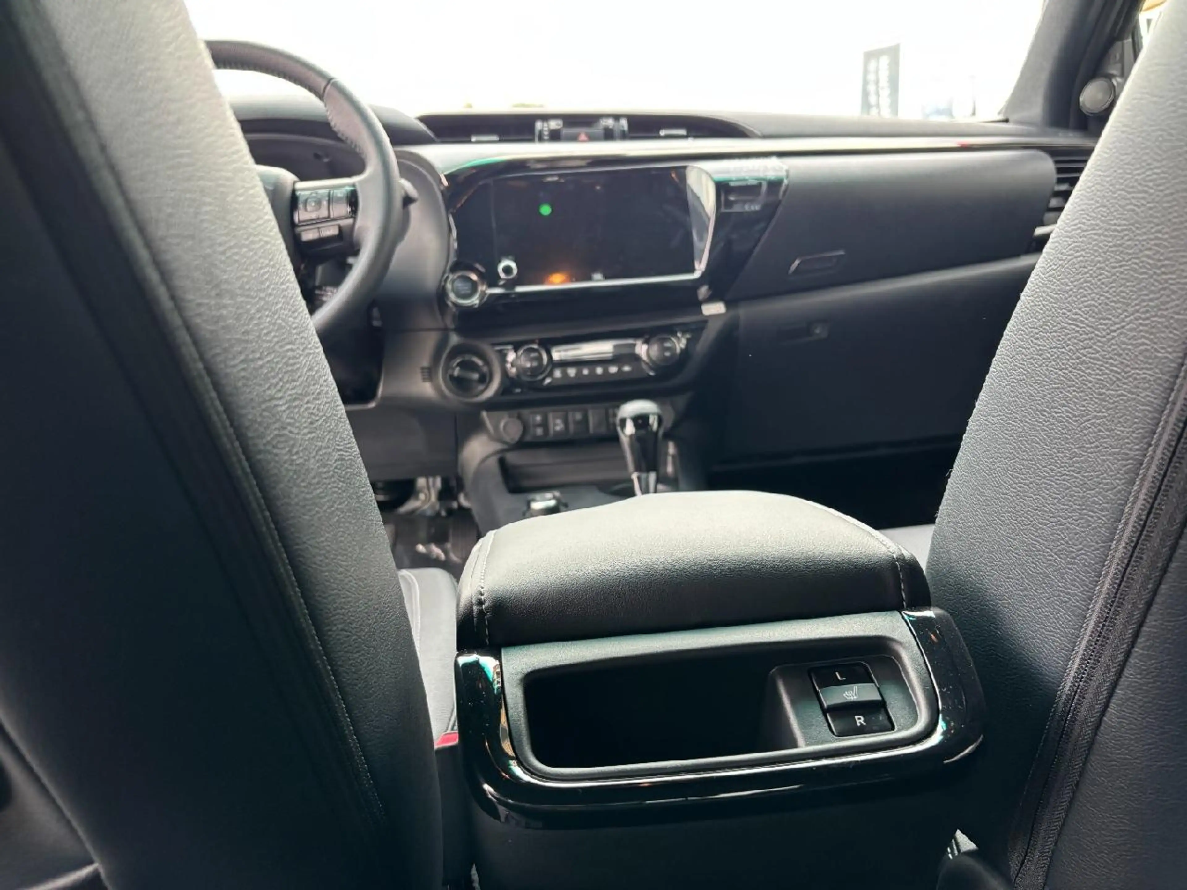 Toyota Hilux Double Cab Invincible 4x4 2.8 Aut sofort verf MHEV — photo 13