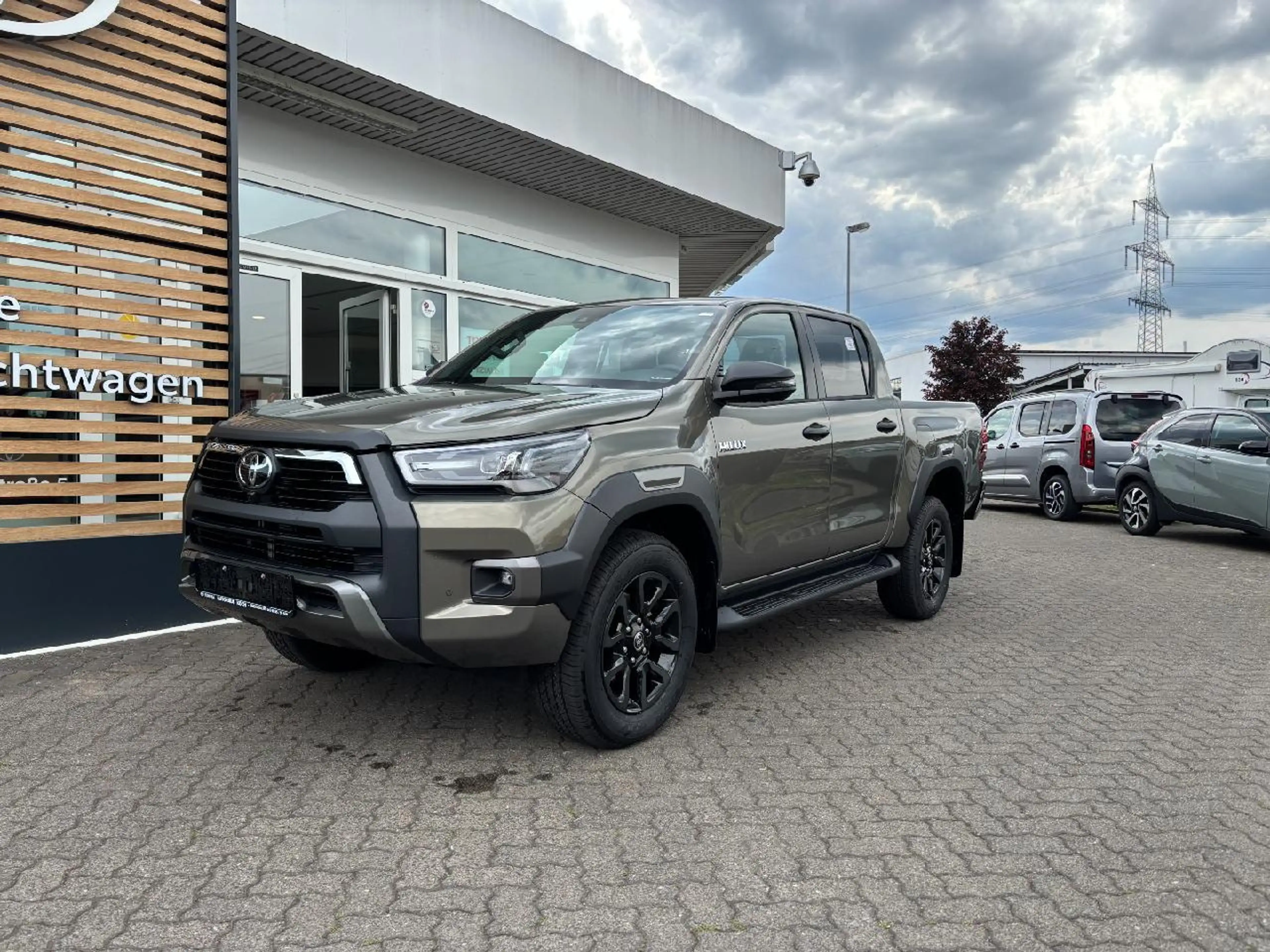 Toyota Hilux Double Cab Invincible 4x4 2.8 Aut sofort verf MHEV — photo 2