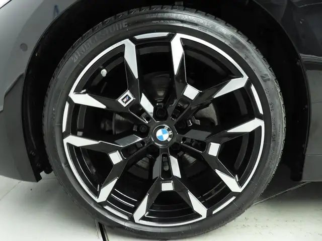 BMW 3 Series view 11