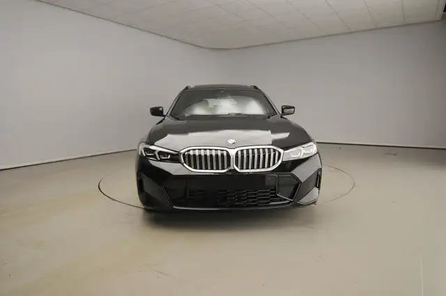 BMW 3 Series view 4
