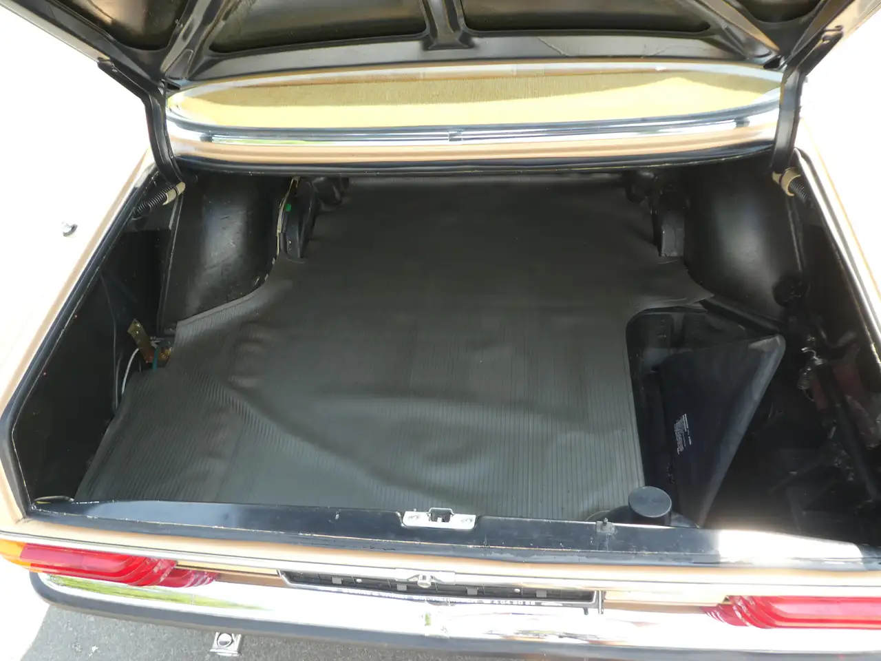 Mercedes-Benz 200/8 W115 Einmaliger Zustand AUTOMATIK, foto 10