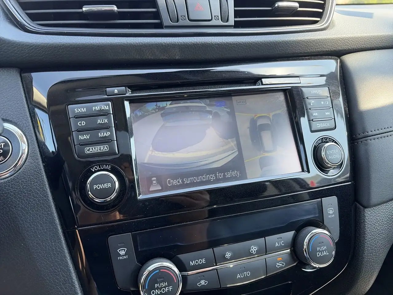 Nissan Rogue снимка Nissan Rogue