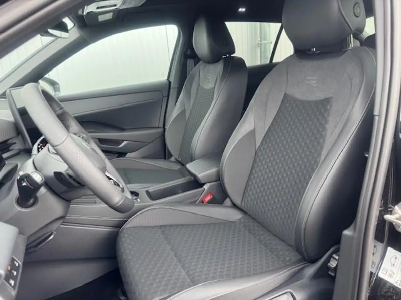 Volkswagen T-Roc 1.5 eTSI R-Line Pano Black GV5 19 Zoll 6