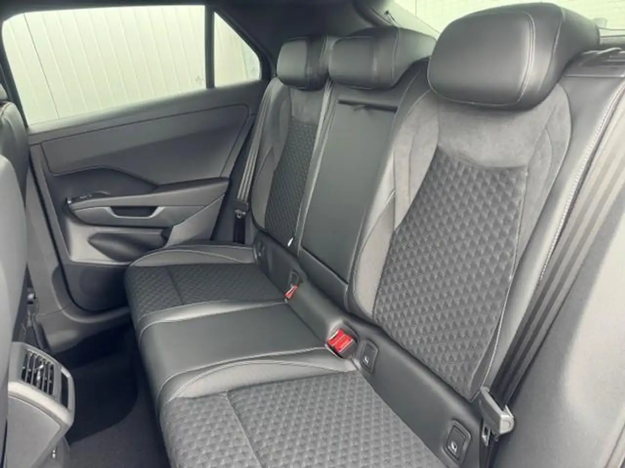 Volkswagen T-Roc 1.5 eTSI R-Line Pano Black GV5 19 Zoll 7