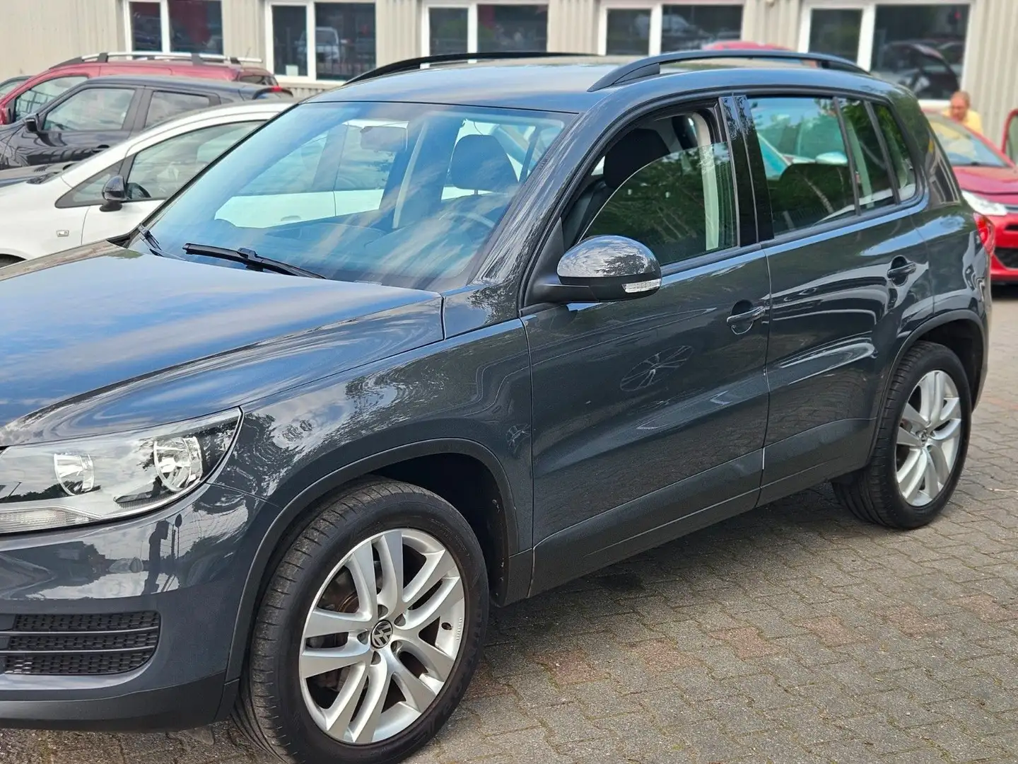 Volkswagen Tiguan Trend & Fun BMT Klima Tüv bis 10\2026 Gris - 2