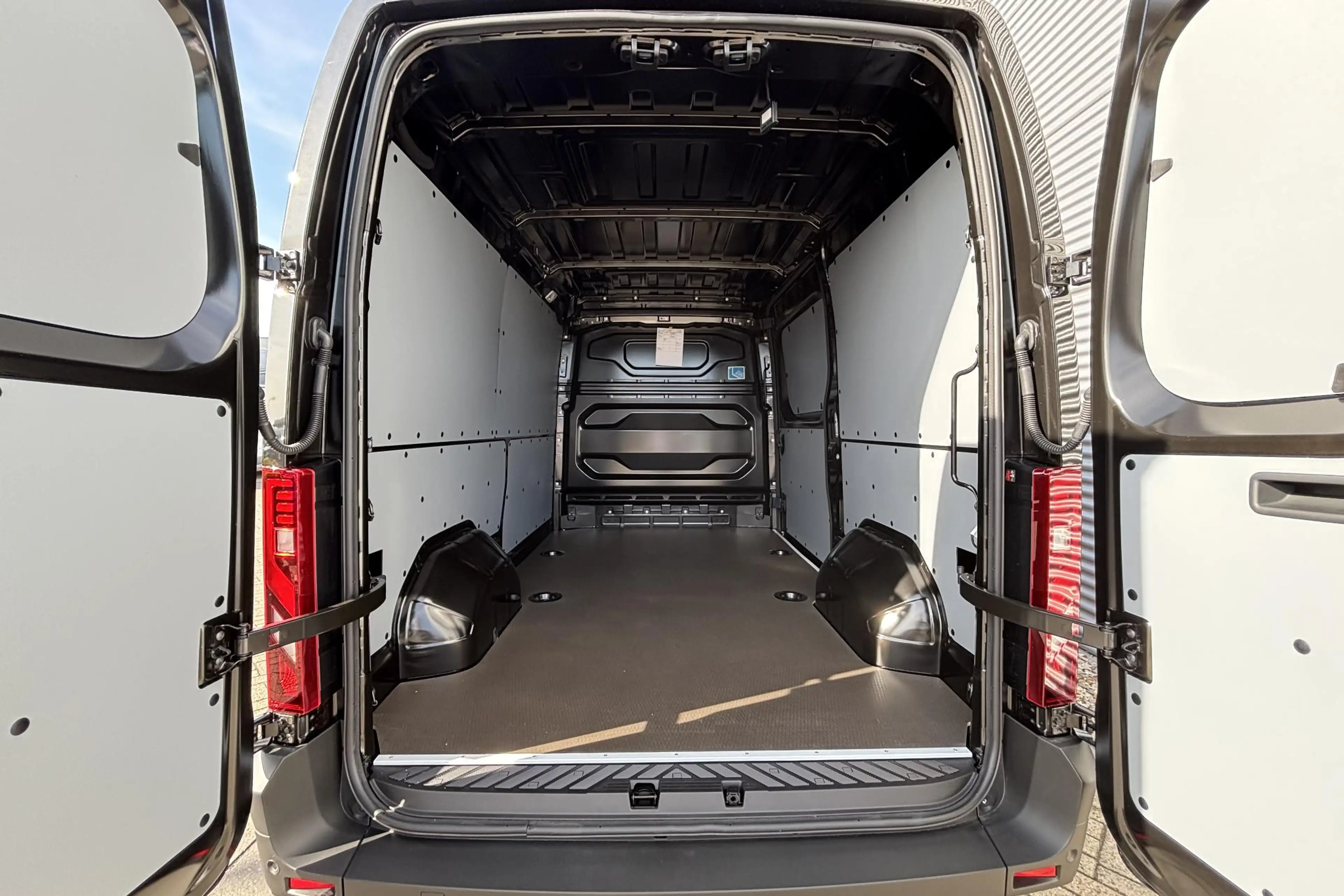 Renault Master E-Tech T35 L2H2 Advance long range 87 kWh — photo 11