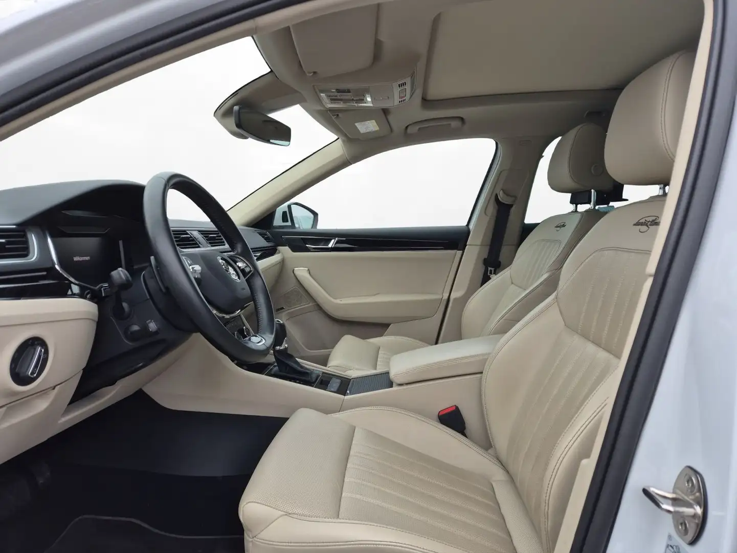 Skoda Superb Combi 1.4 eTSI L&K iV STDHZ Pano Navi AKH Weiß - 2