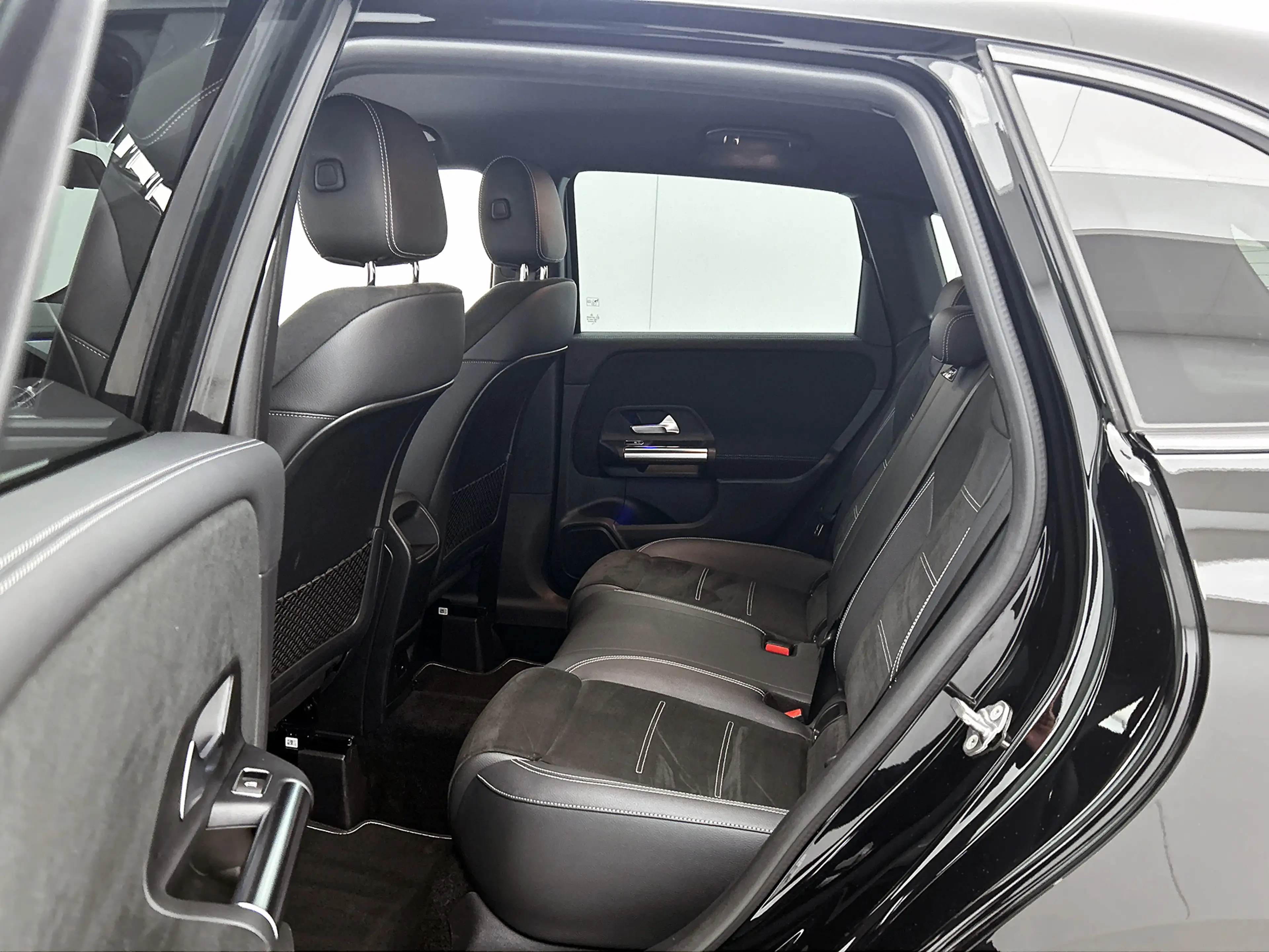 Mercedes-Benz B 250 e Hybride Premium Design AMG line / 1/2 Leder / St — photo 29