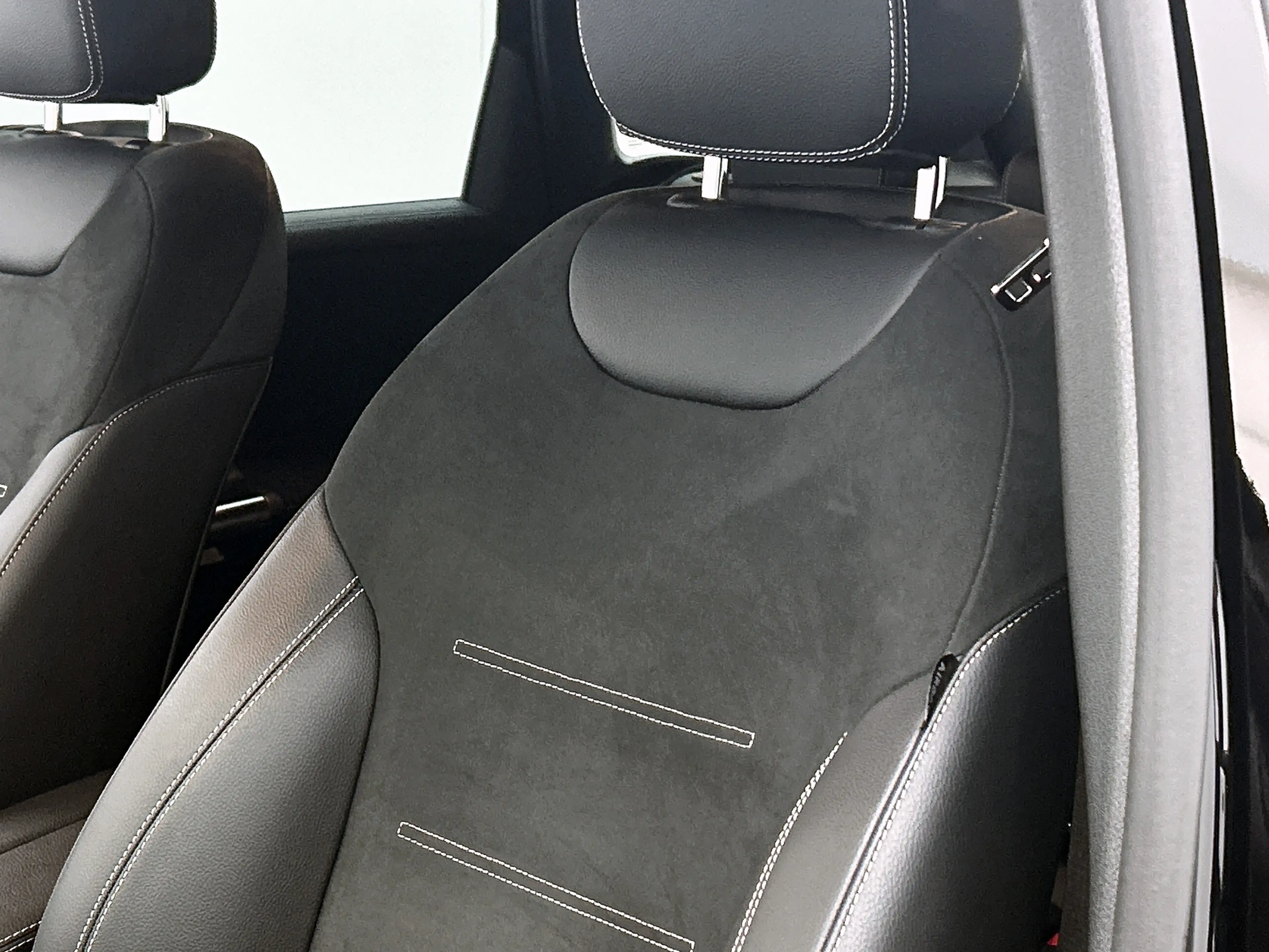 Mercedes-Benz B 250 e Hybride Premium Design AMG line / 1/2 Leder / St — photo 18