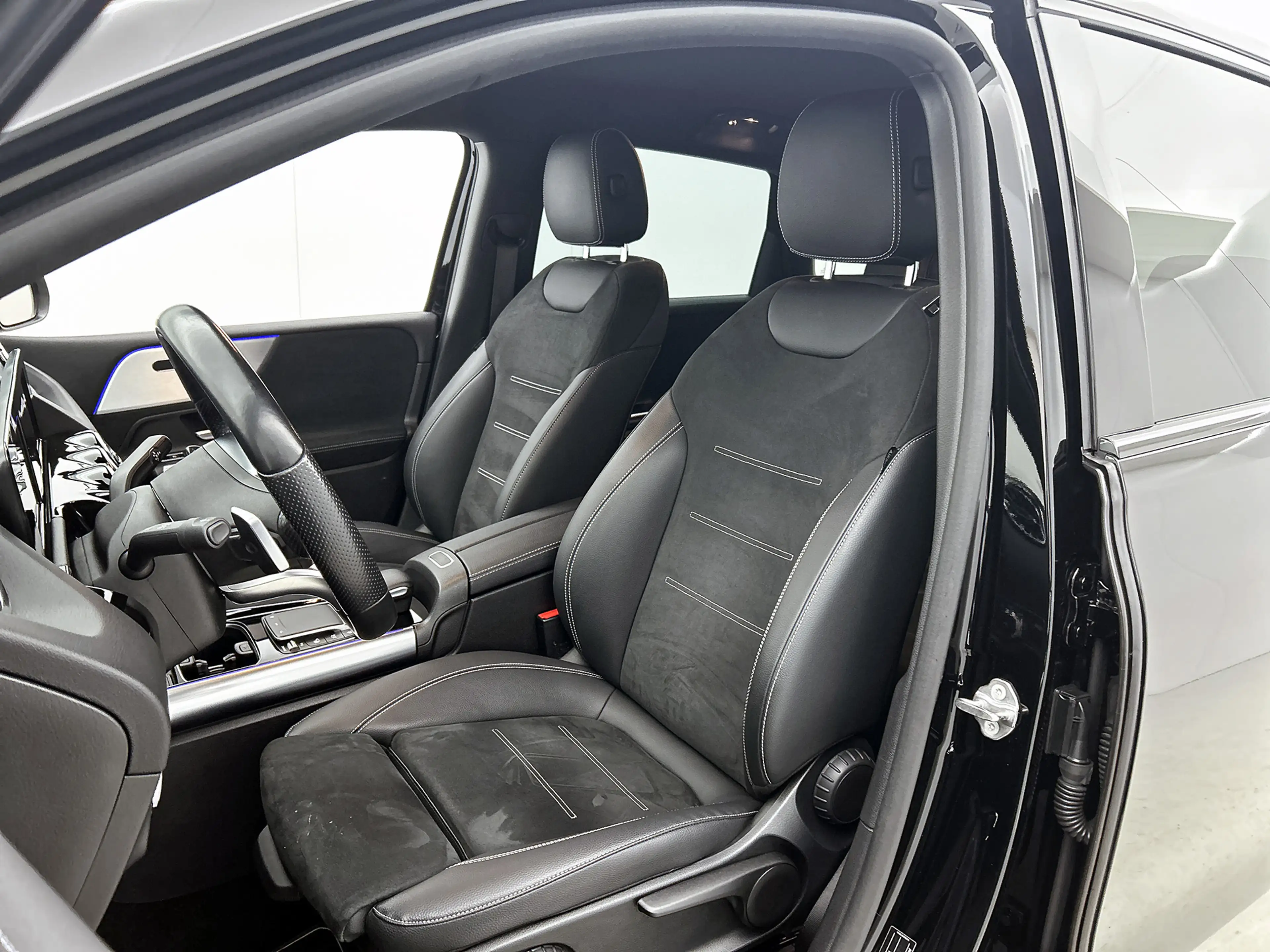 Mercedes-Benz B 250 e Hybride Premium Design AMG line / 1/2 Leder / St — photo 38