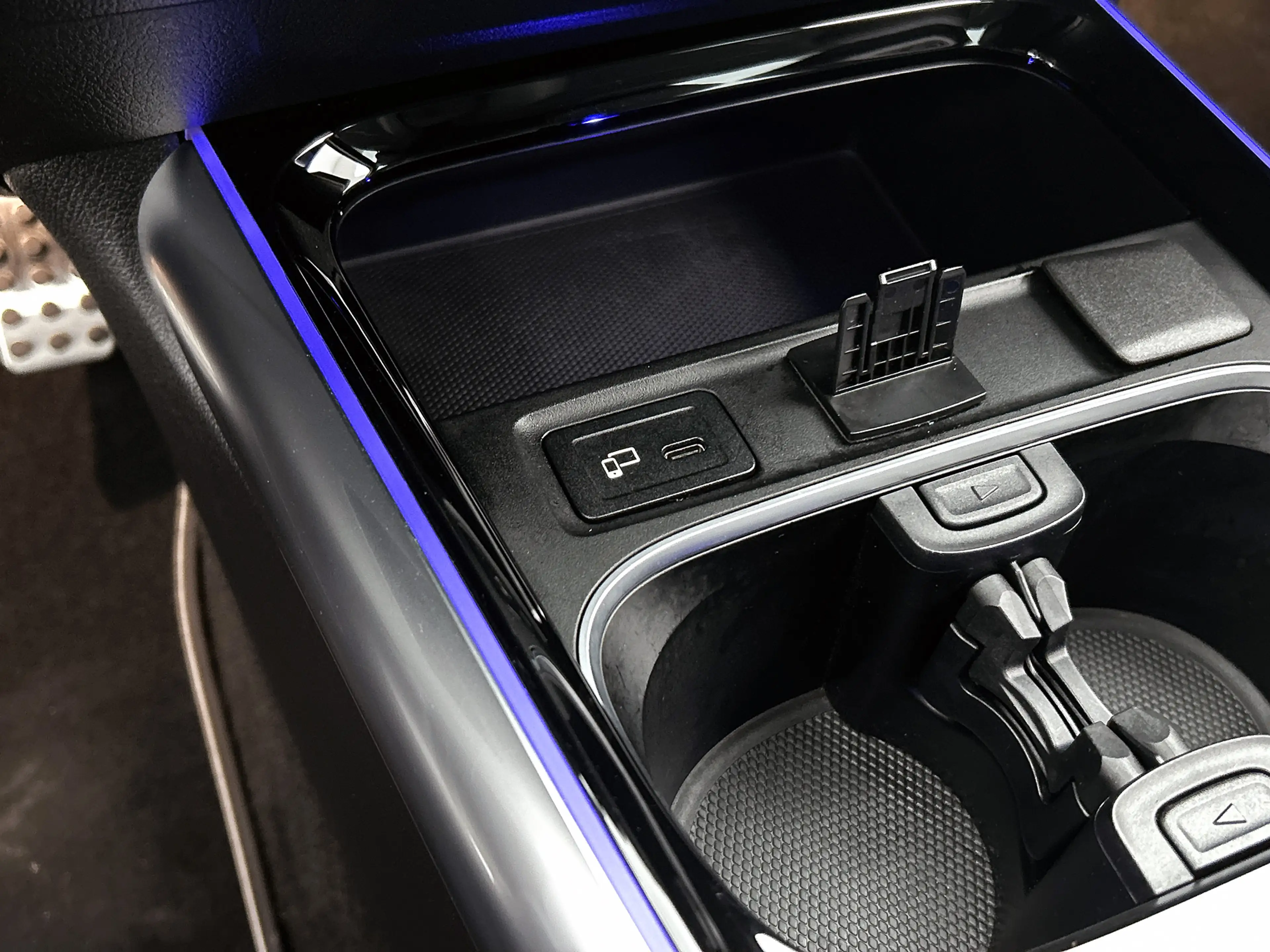 Mercedes-Benz B 250 e Hybride Premium Design AMG line / 1/2 Leder / St — photo 36
