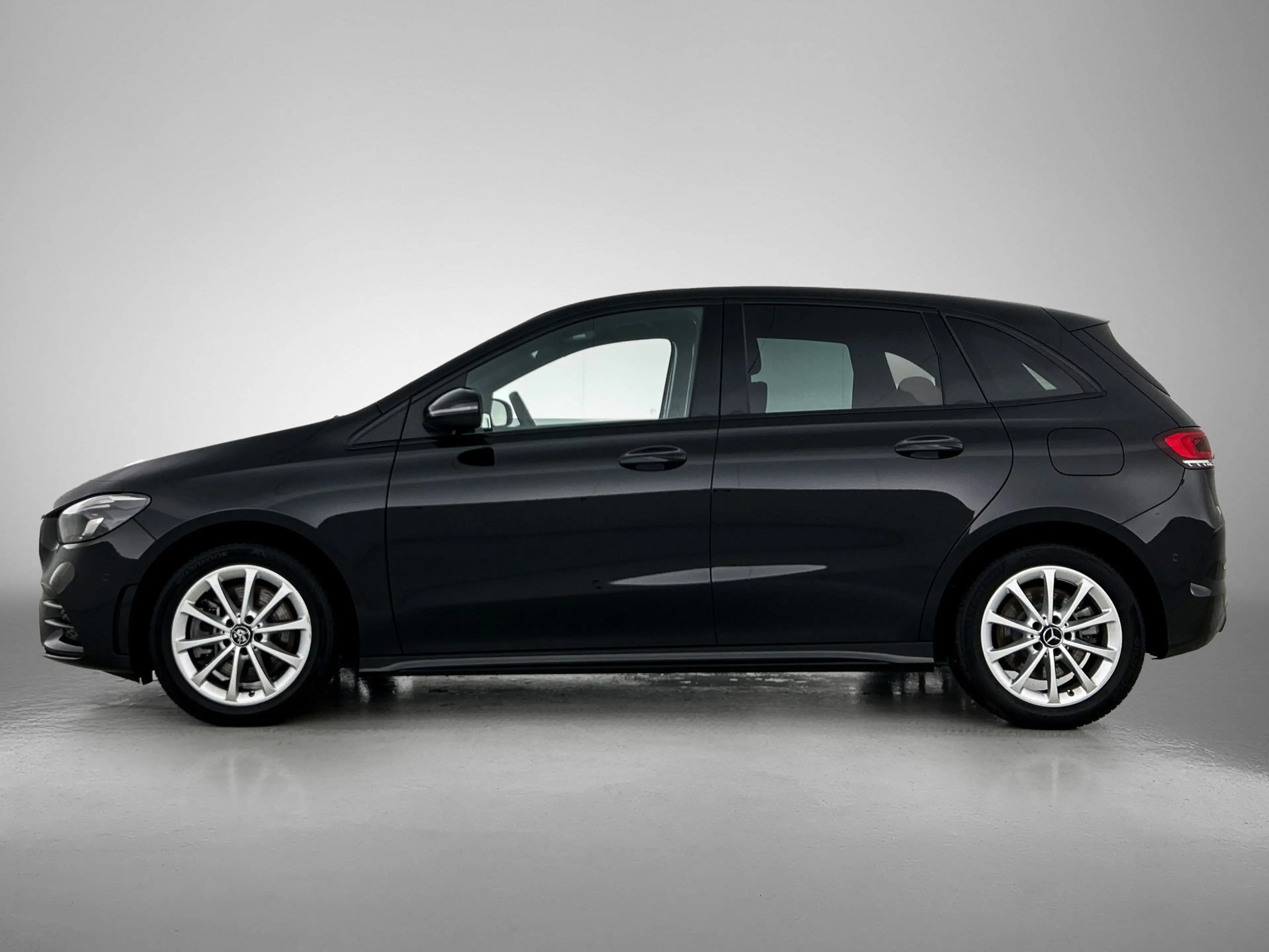 Mercedes-Benz B 250 e Hybride Premium Design AMG line / 1/2 Leder / St — photo 3