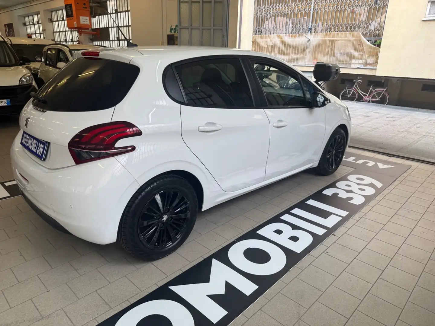 Peugeot 208 PureTech 82 5 porte Black Line Bianco - 2