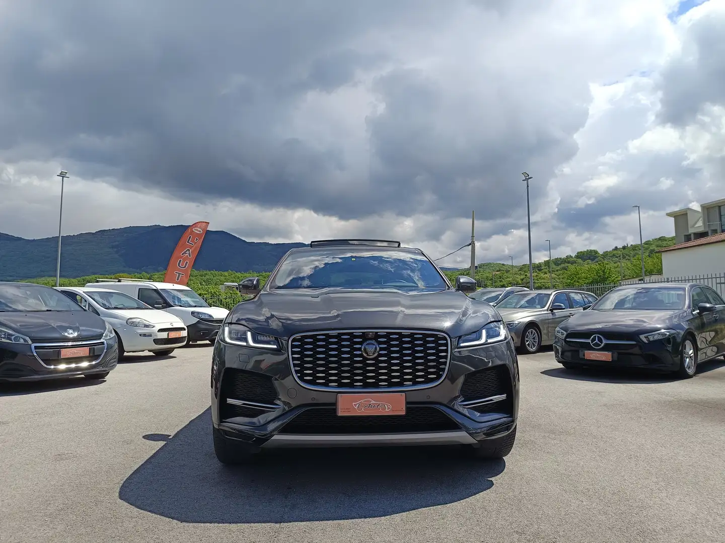 Jaguar F-Pace 2.0d i4 mhev HSE awd 204cv auto Grigio - 2