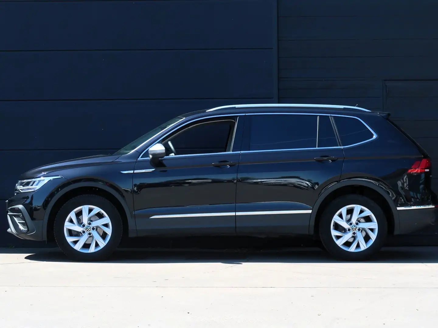 Volkswagen Tiguan Allspace 7Plaatsen! 1.5 TSI DSG/Deep Black Metallic Fekete - 1
