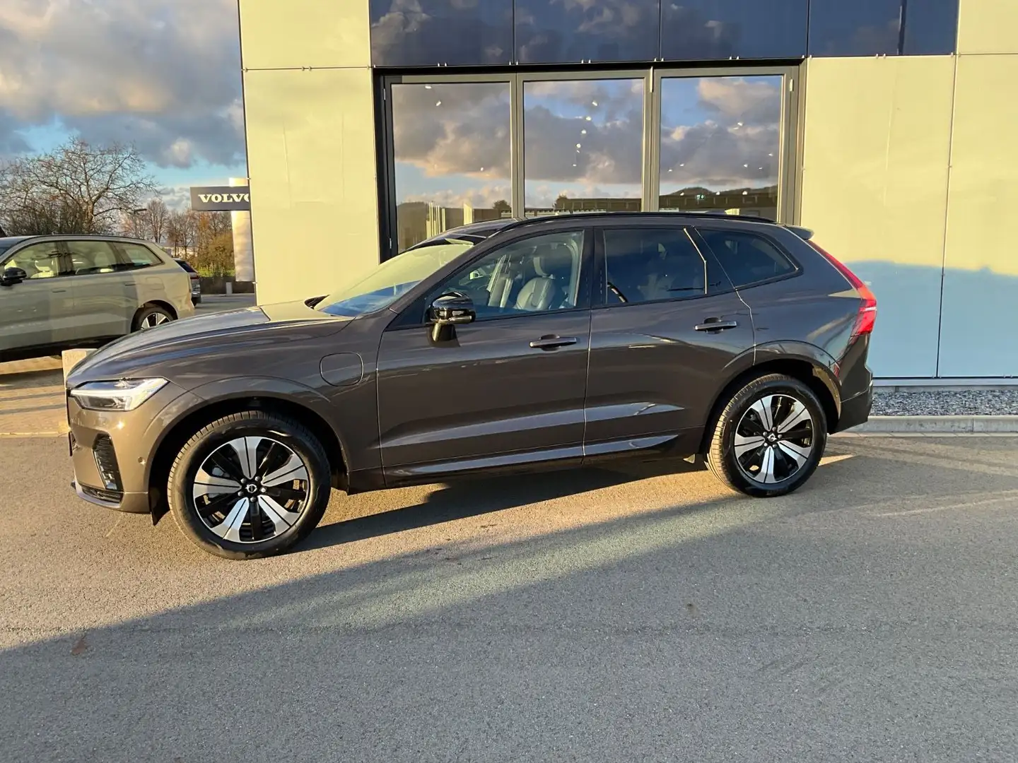 Volvo XC60 T6 Plus Dark Plug-In Hybrid AWD Grau - 2