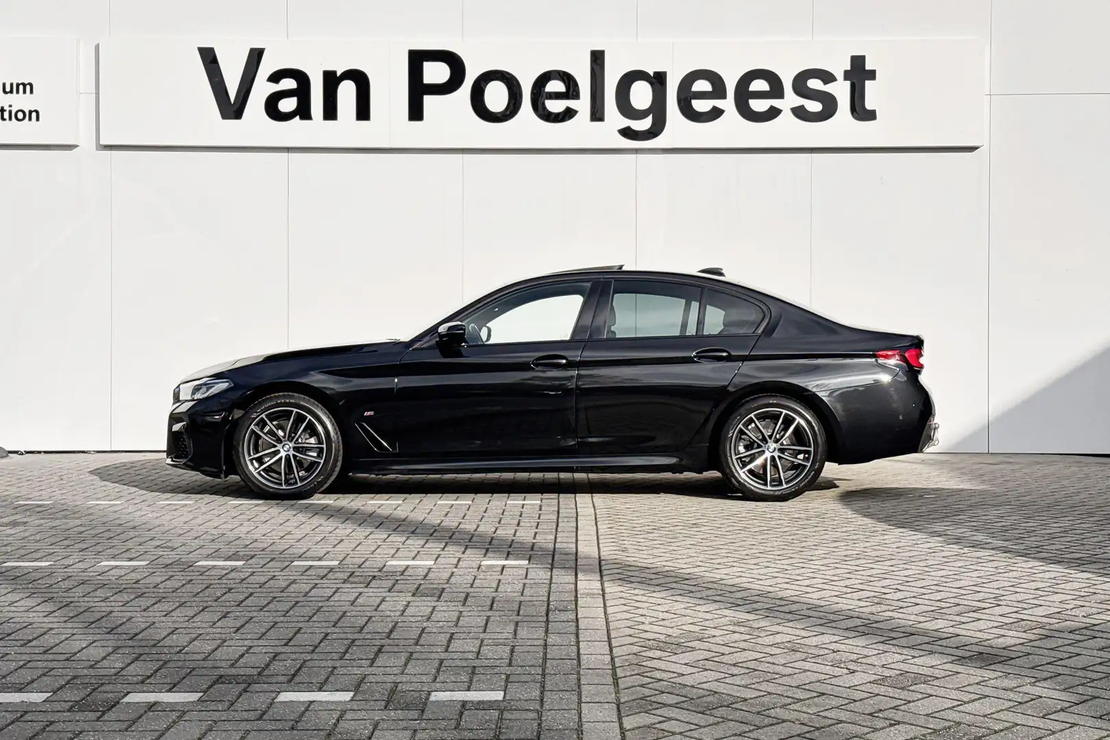 BMW 520 5 Serie Sedan 520i M Sport | Trekhaak | Panoramada Noir - 2