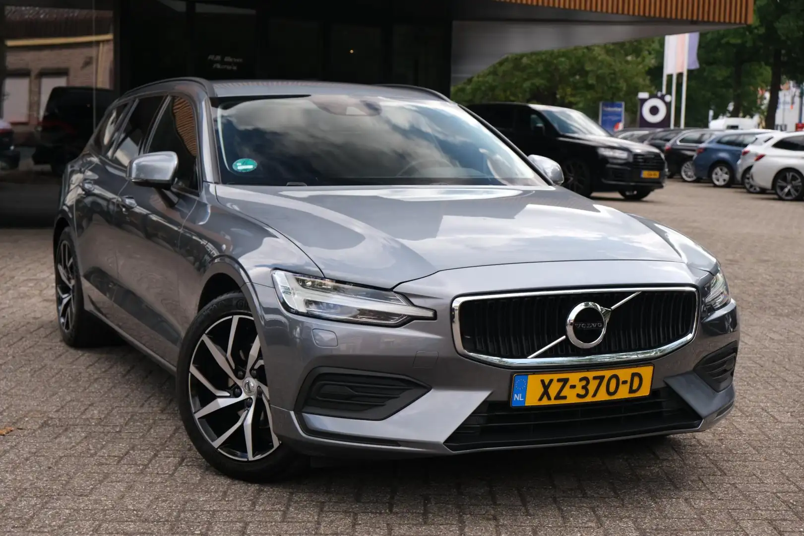 Volvo V60 2.0 D4 Inscription/PilotAssist/ACC/BLIS/HUD/Trekha Gris - 2