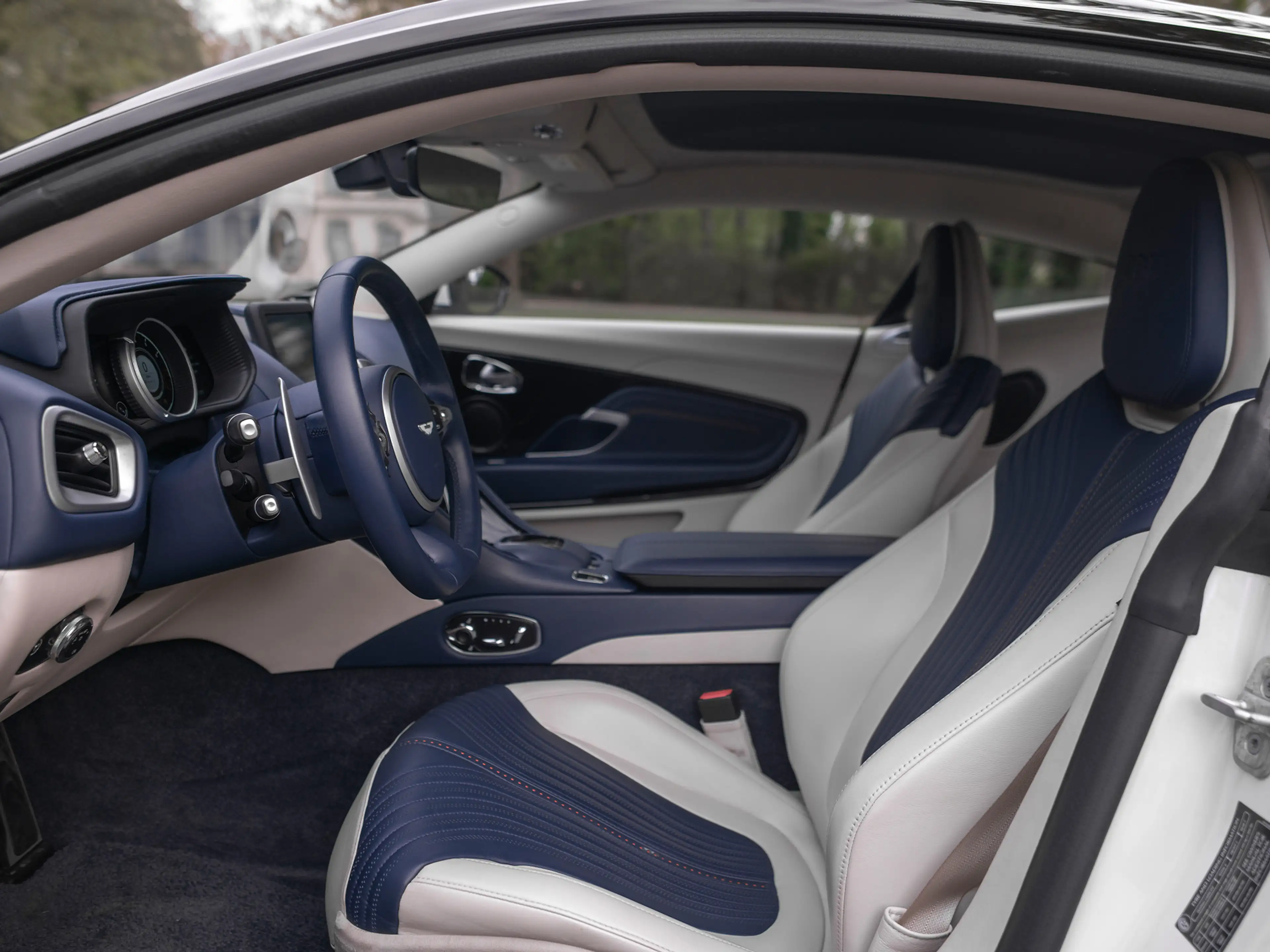 Aston Martin DB11 5.2 V12 Launch Edition | 360 cam | Bang & Olufsen — photo 8
