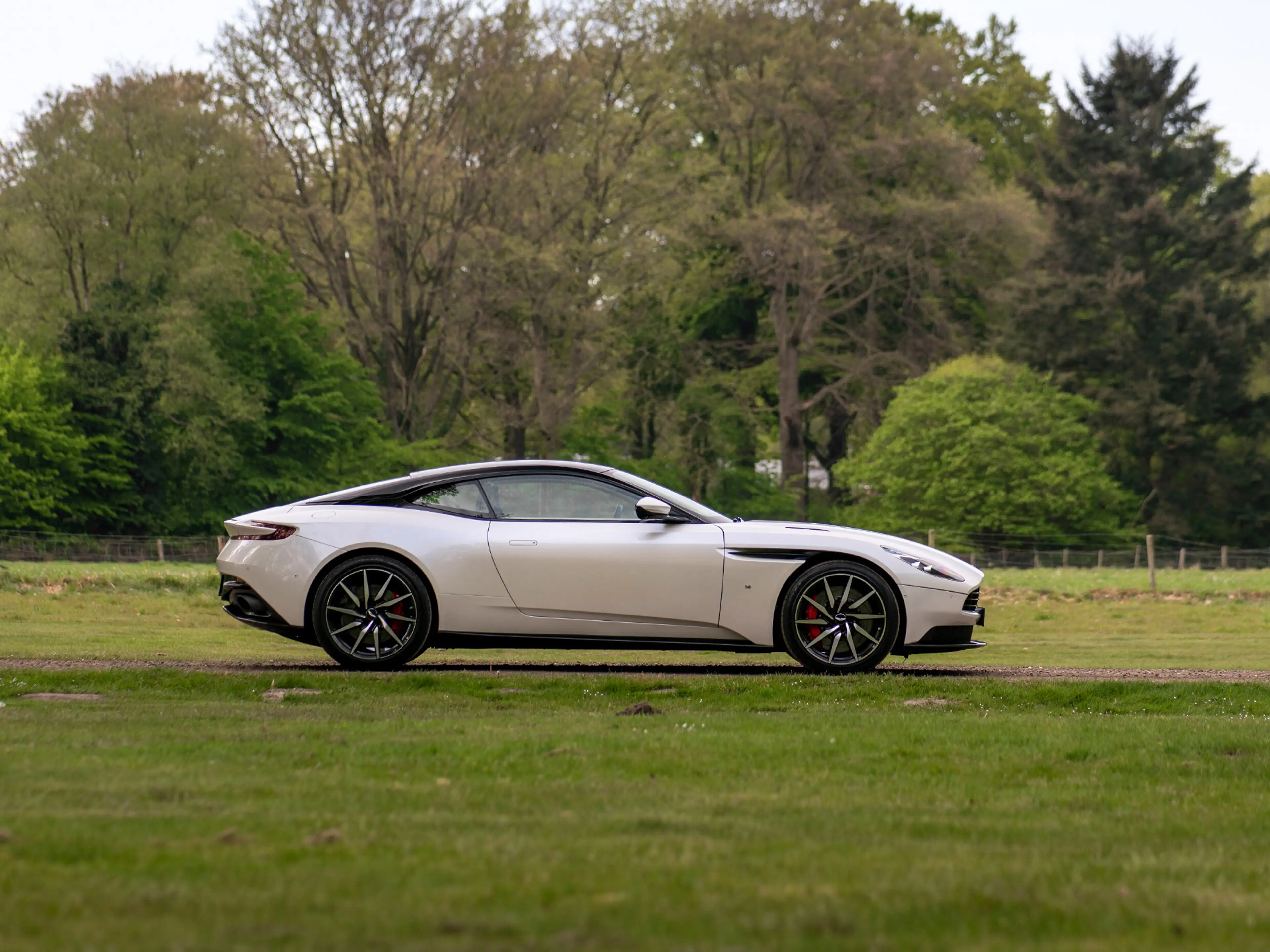Aston Martin DB11 5.2 V12 Launch Edition | 360 cam | Bang & Olufsen — photo 4