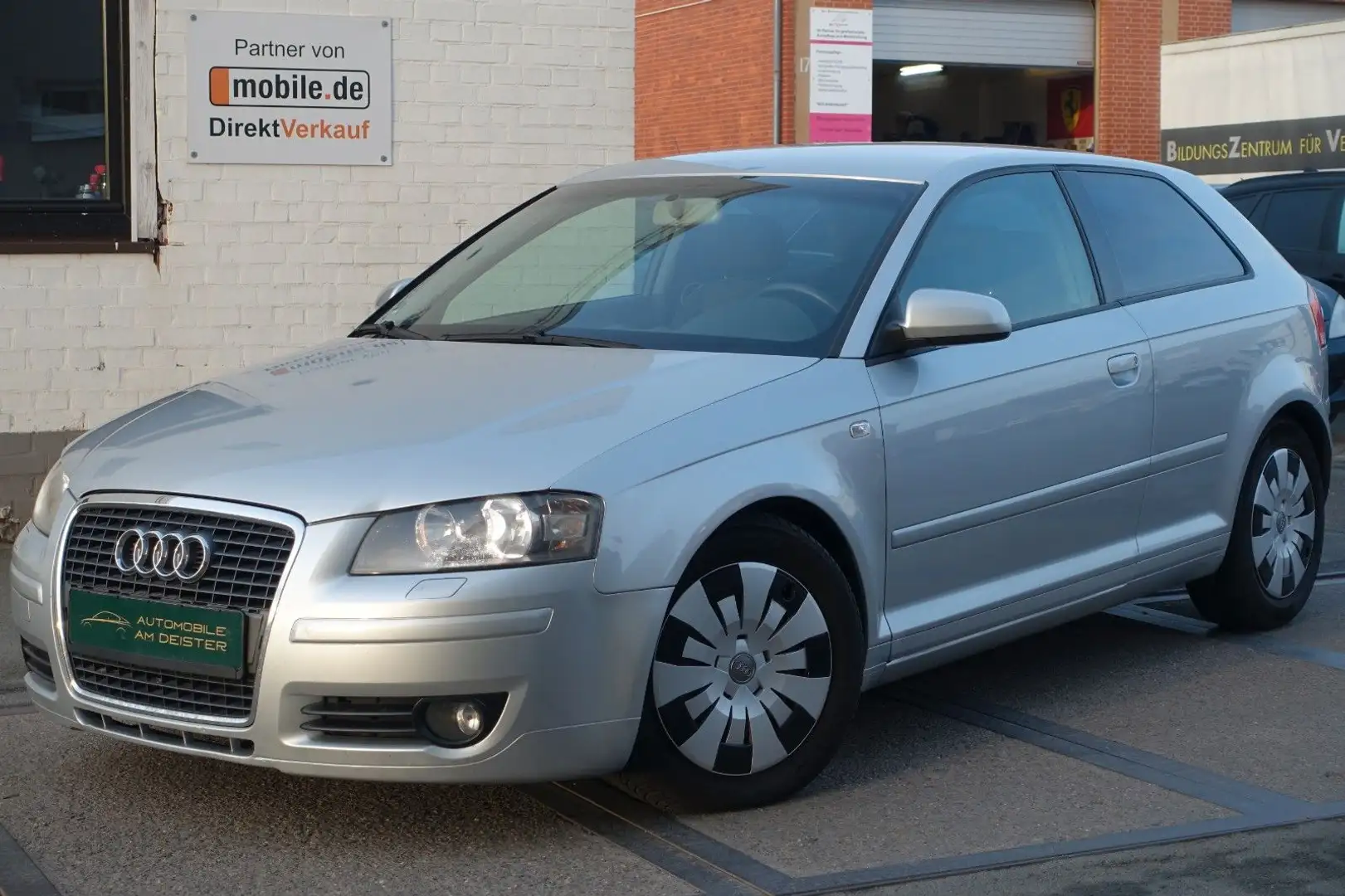 Audi A3 1.6 Attraction//TÜV+SER.+ZR/WAPU NEU//KLIMA// Silber - 2
