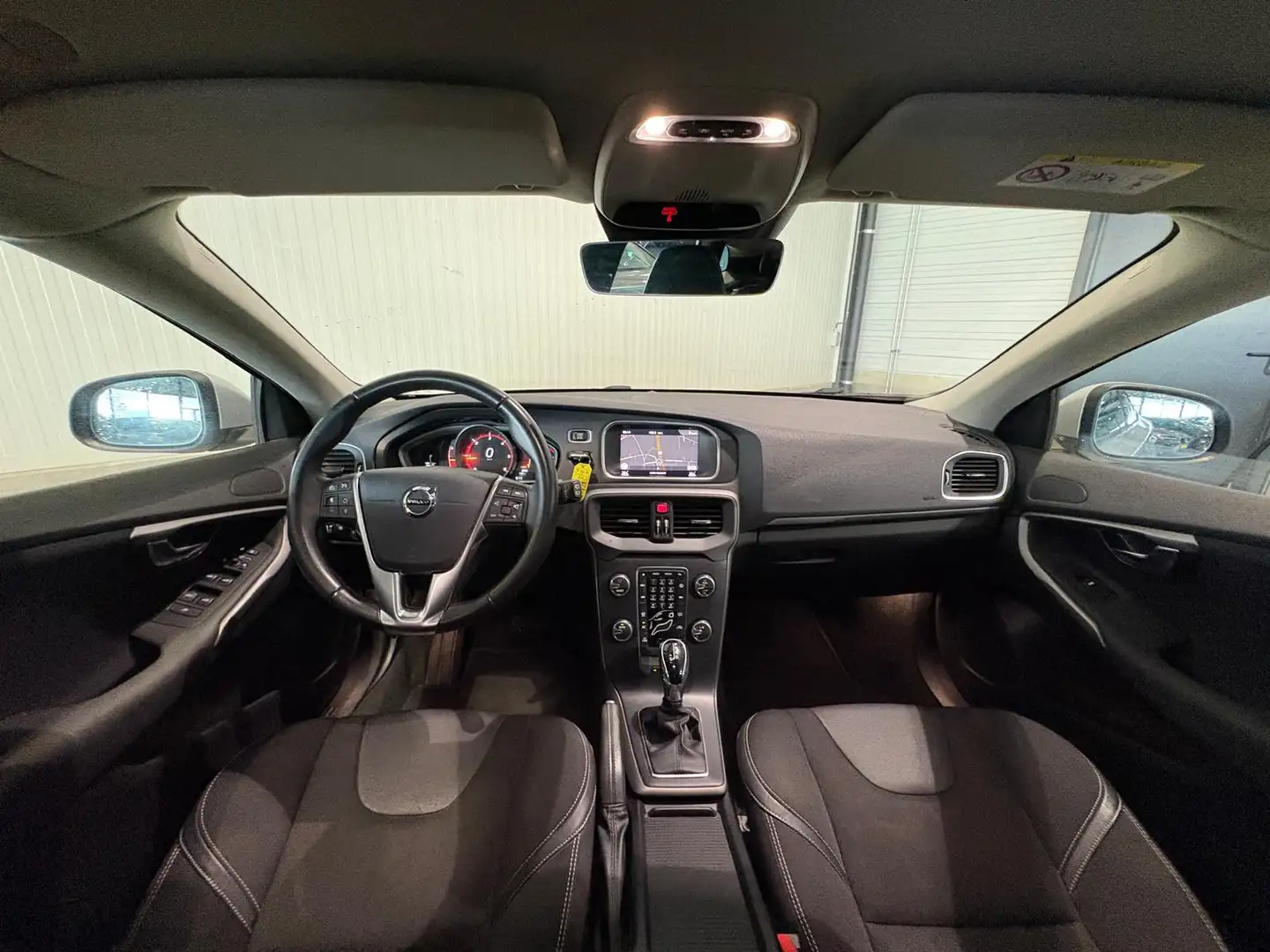 Volvo V40 D2 Aut. Business Parkeersensor Navigatie 120pk Silber - 2