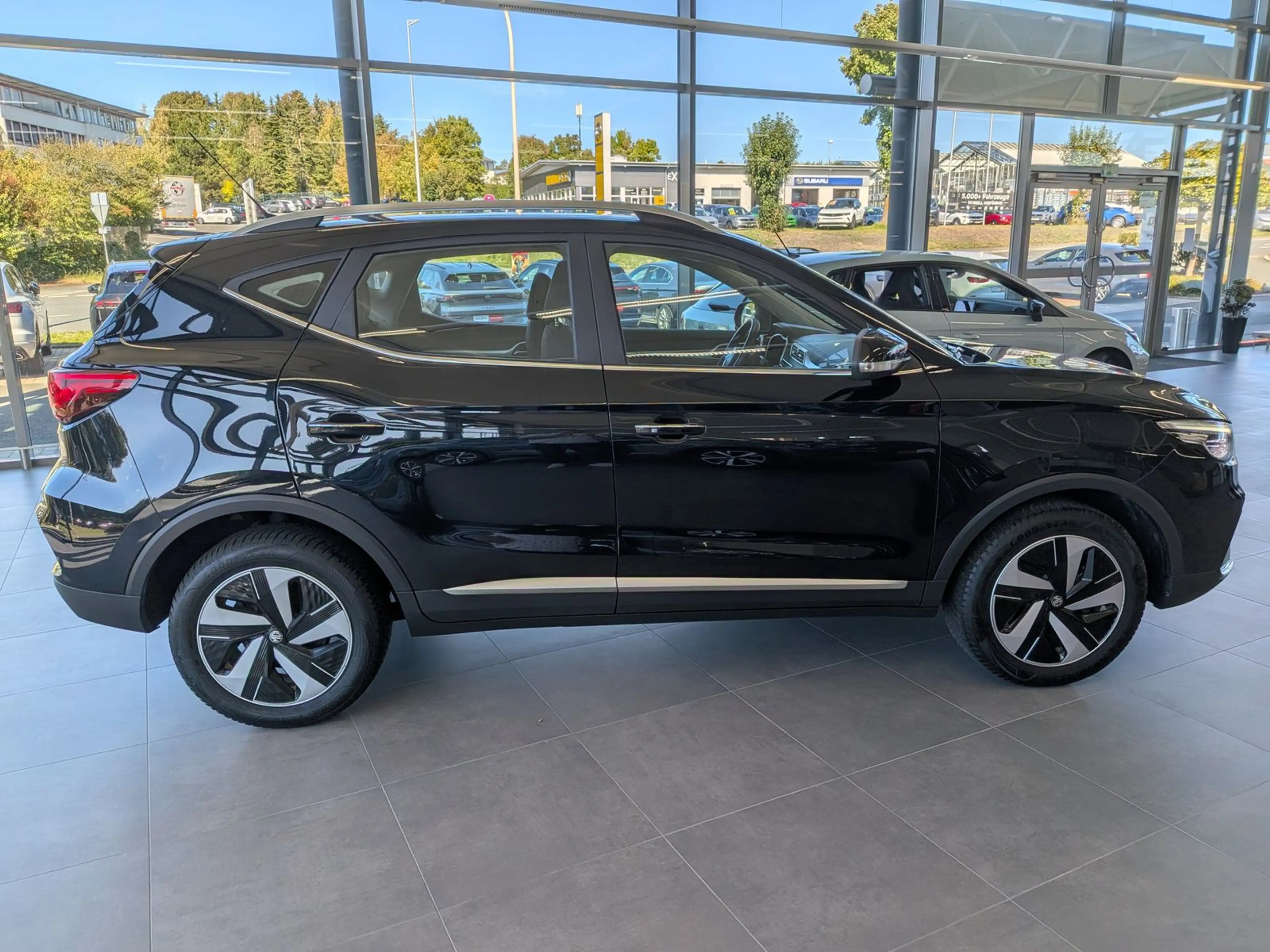 MG ZS EV Comfort LED Cam SHz Keyless 92,3% SOH 17" — photo 10