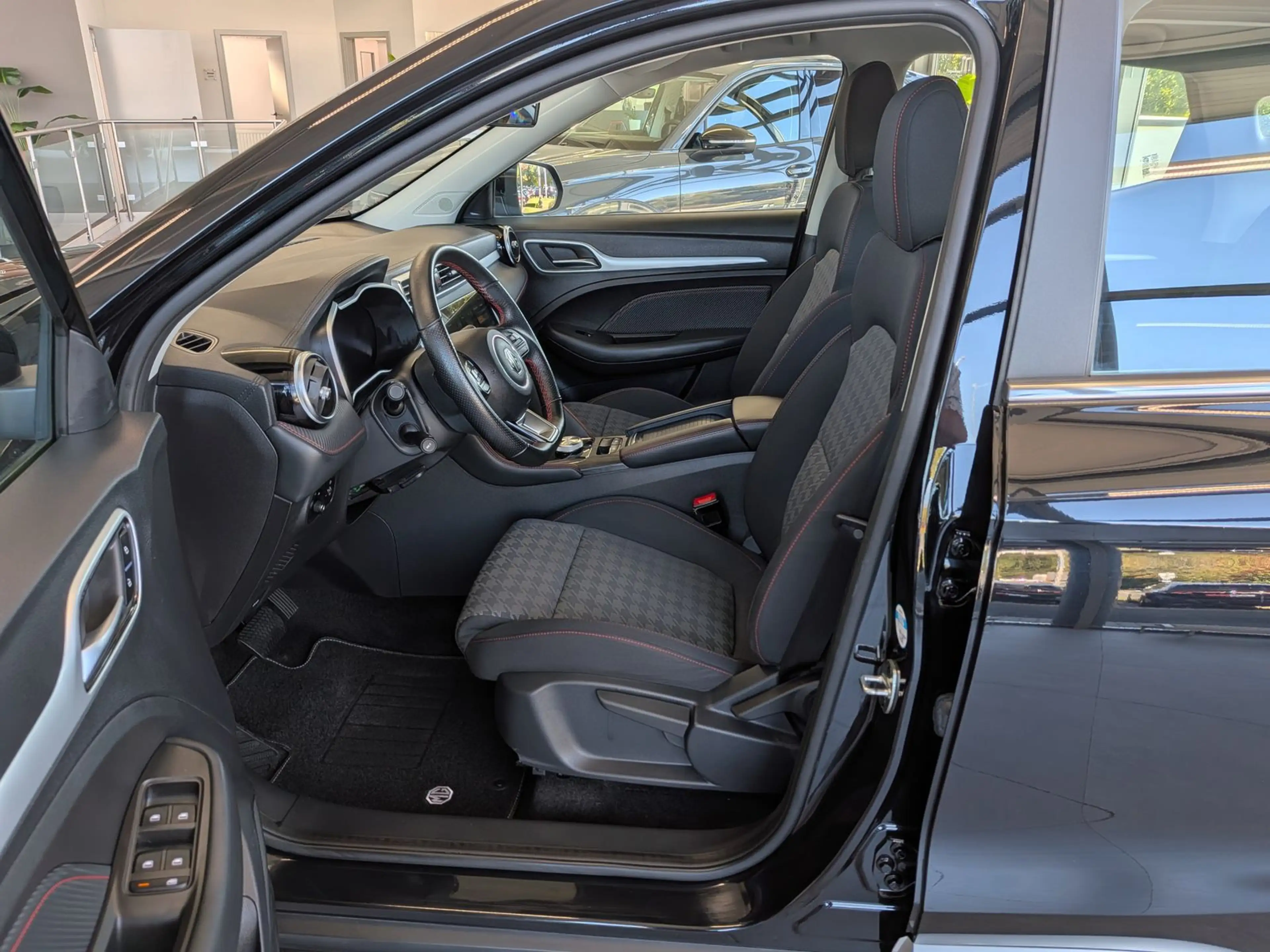 MG ZS EV Comfort LED Cam SHz Keyless 92,3% SOH 17" — photo 14