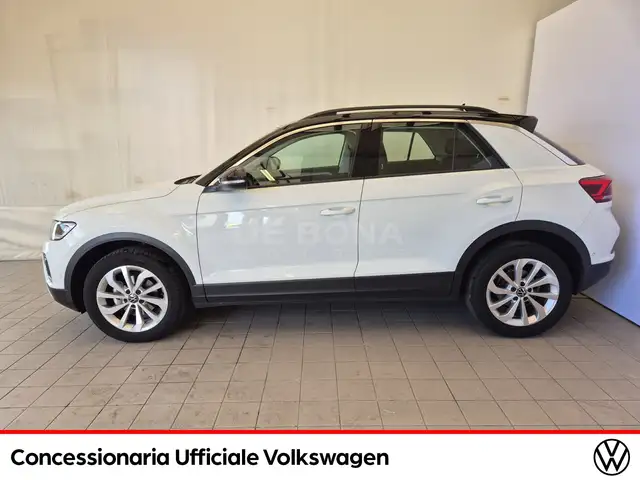 Volkswagen T-Roc view 4