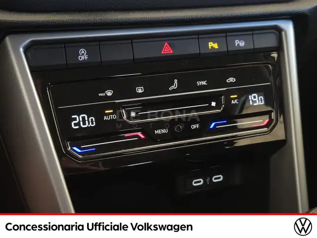 Volkswagen T-Roc view 16