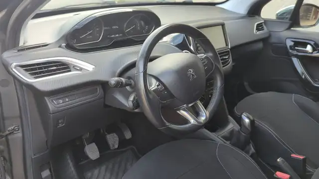 Peugeot 208 view 8