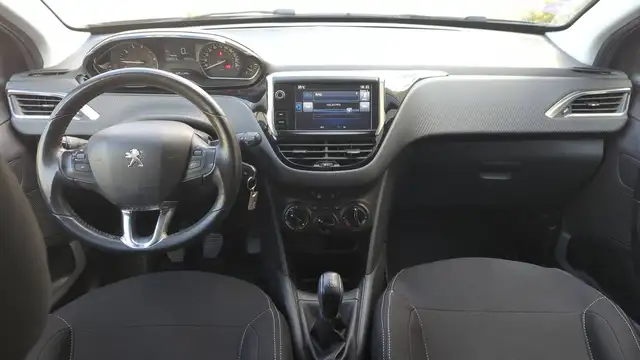 Peugeot 208 view 11