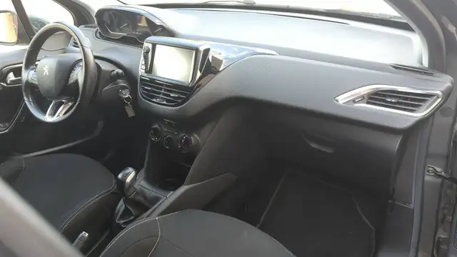Peugeot 208 view 10