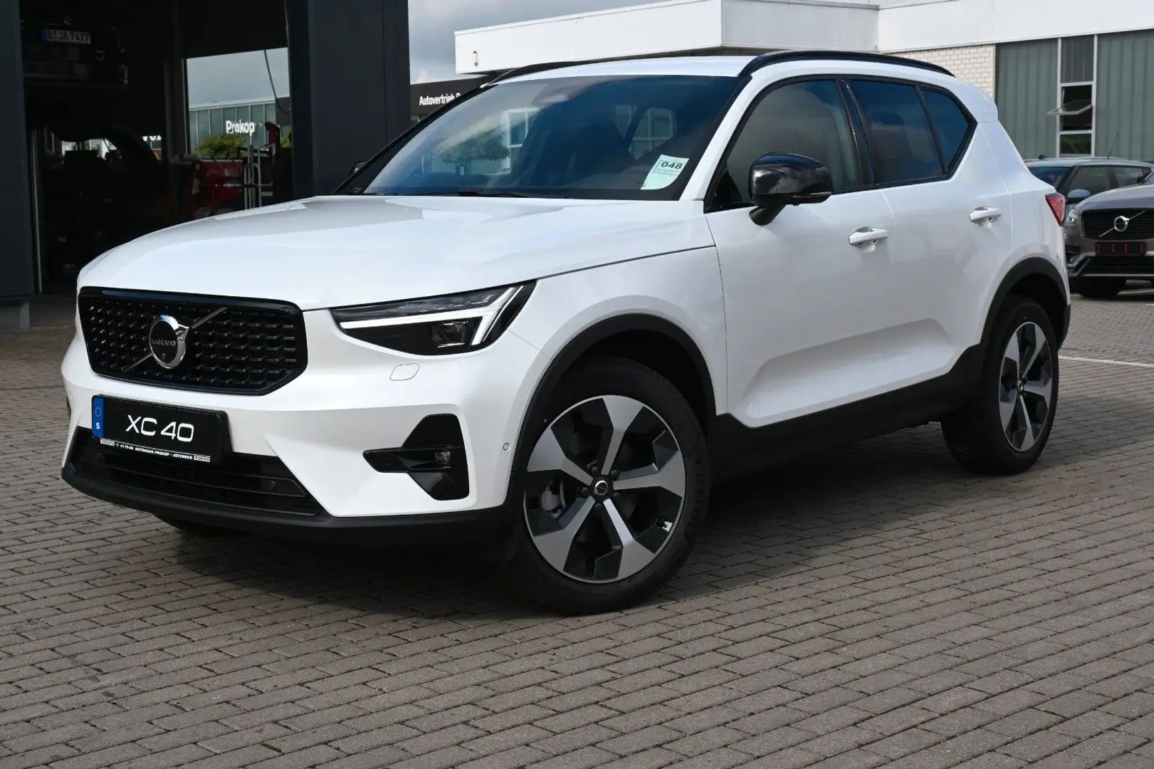 Volvo XC40 B4 DKG Plus Dark*FSHZG*360°*ACC*Allwetter Weiß - 1
