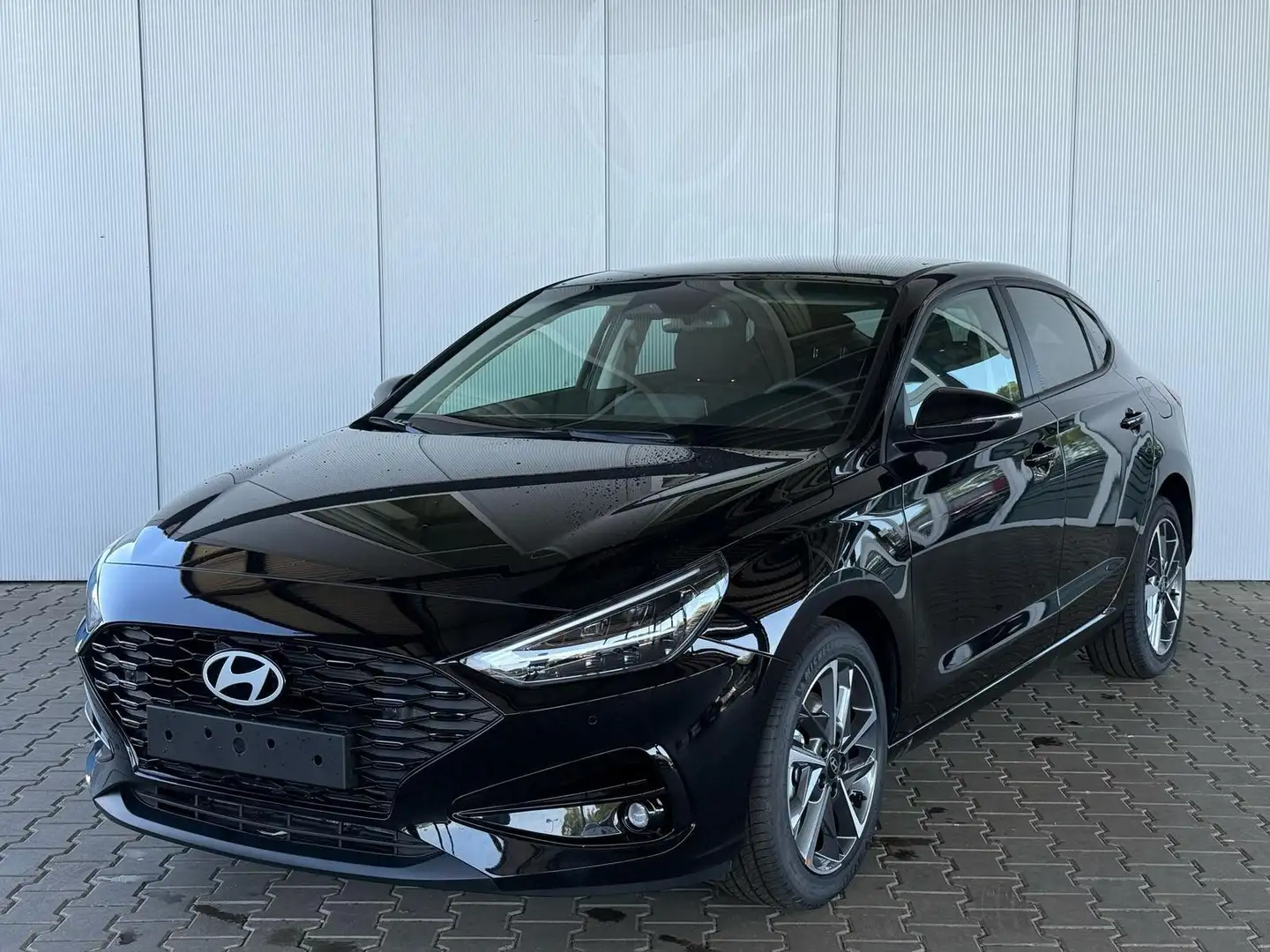 Hyundai i30 Fastback 1.5 T-GDi MHEV 7DCT Prime / Navi Einpa... Zwart - 1