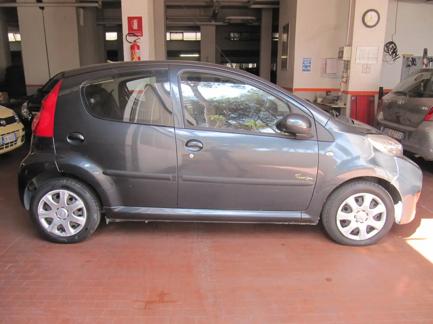 Peugeot 107 107 1.0 12v Allure (sweet years) 5p 2tronic FL Сірий - 2