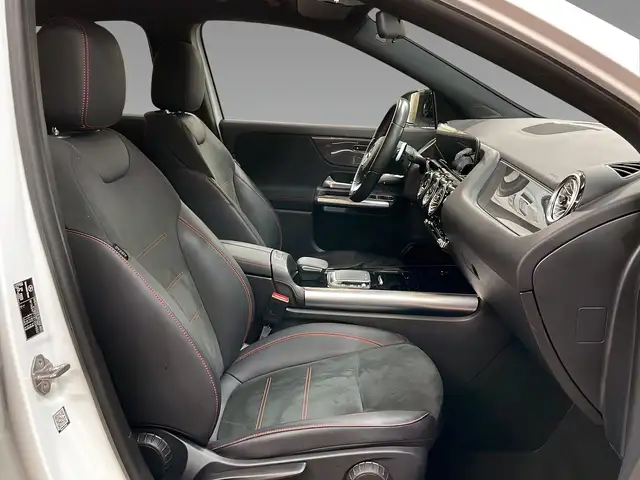 Mercedes-Benz GLA view 12