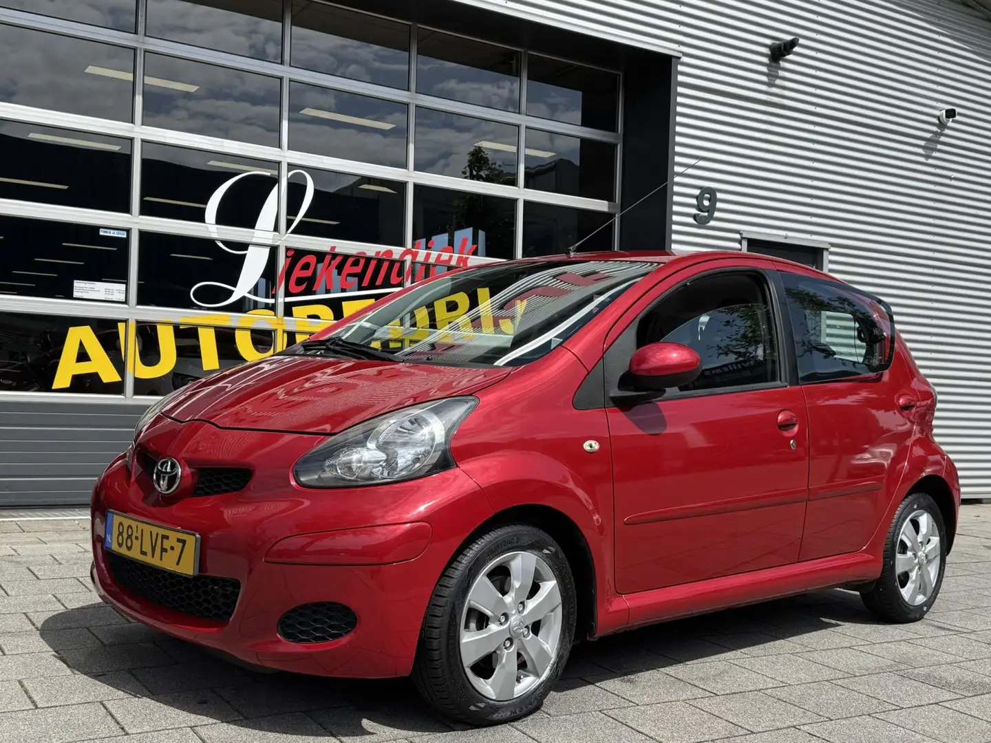 Toyota Aygo 1.0-12V Red - 5Drs I Navigatie / Apple Carplay I A Rouge - 1
