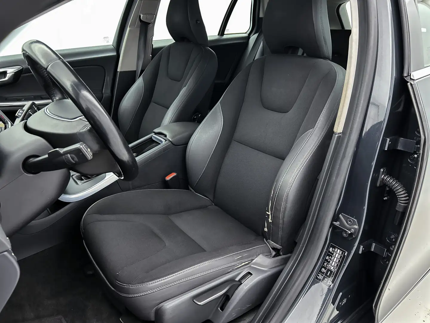 Volvo V60 1.6 T3 Momentum / Navi / Cruise-ctr / Lmv / Airco Grijs - 2