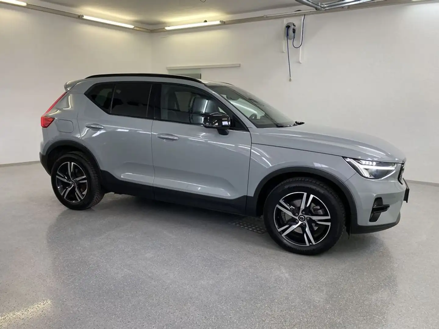 Volvo XC40 Plus Dark Hybrid Grau - 2