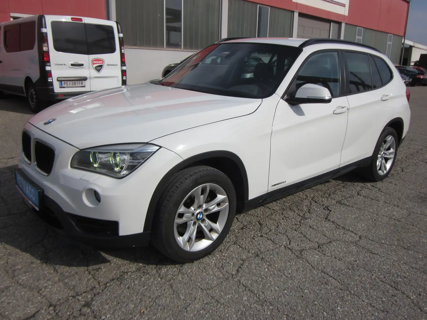 BMW X1 18d X-drive Sportline Österreich Paket Weiß - 1