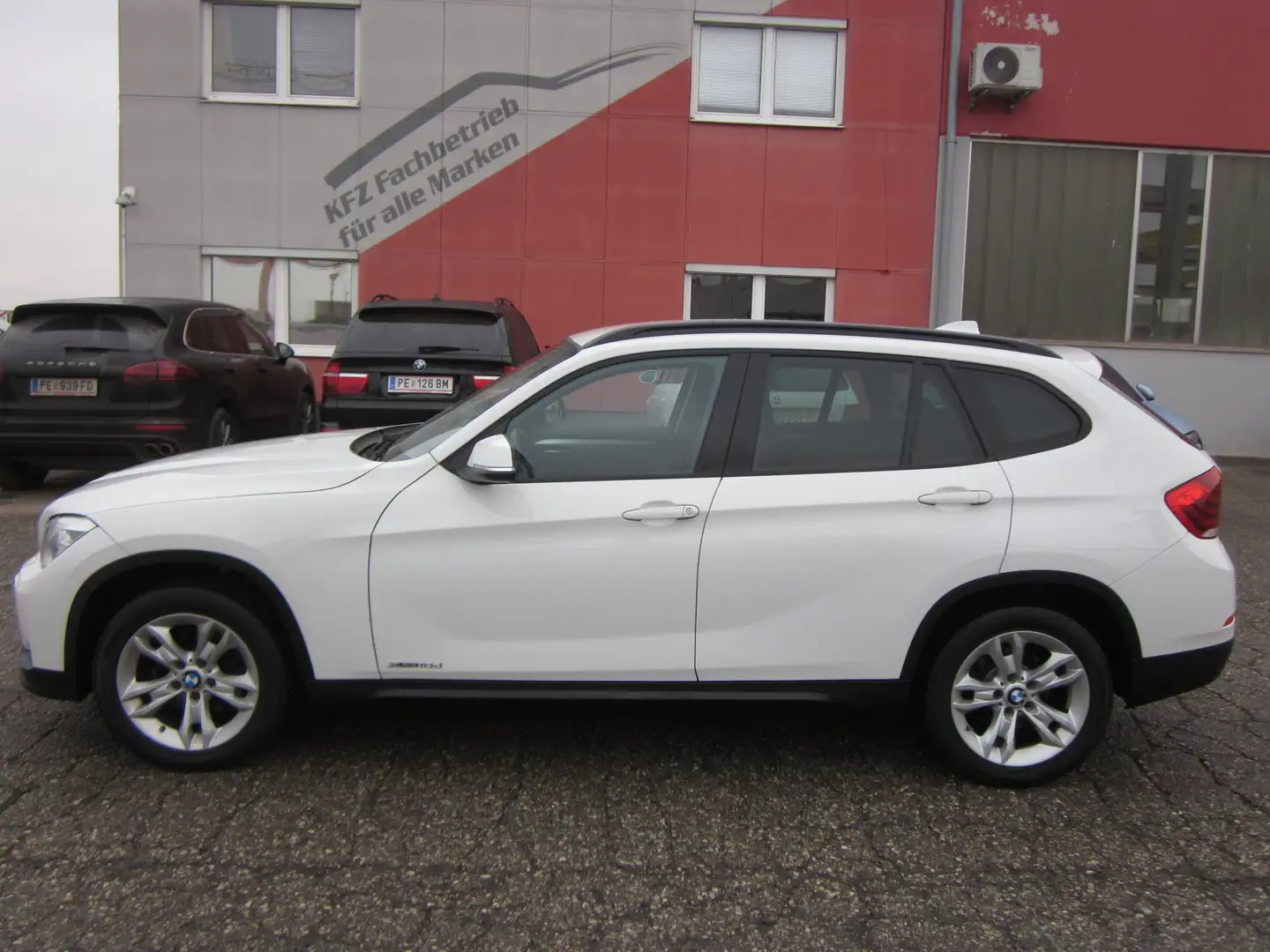 BMW X1 18d X-drive Sportline Österreich Paket Weiß - 2