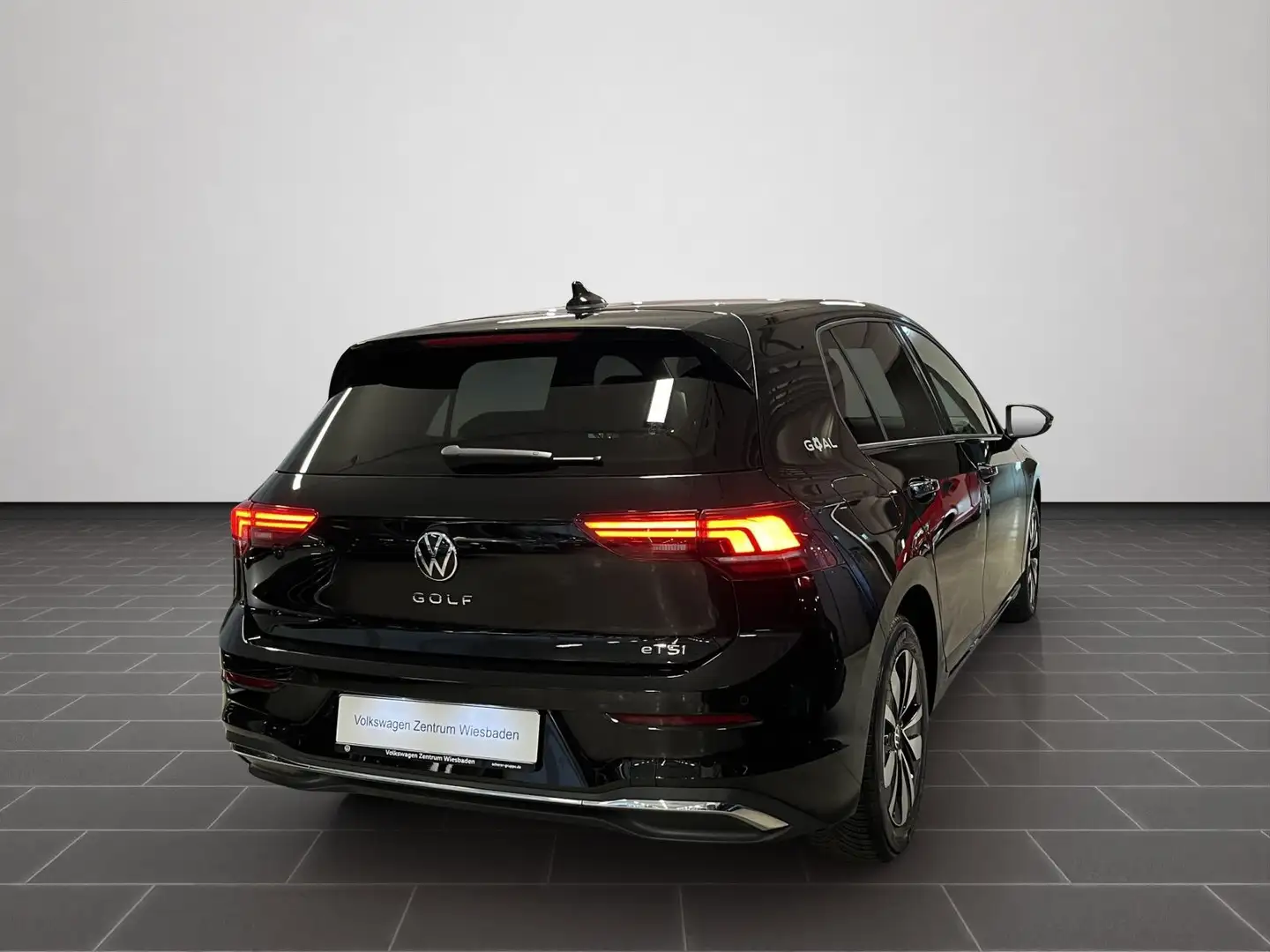 Volkswagen Golf VIII 1,5 eTSI DSG GOAL, Navi, Sitzh., AHK, Schwarz - 2