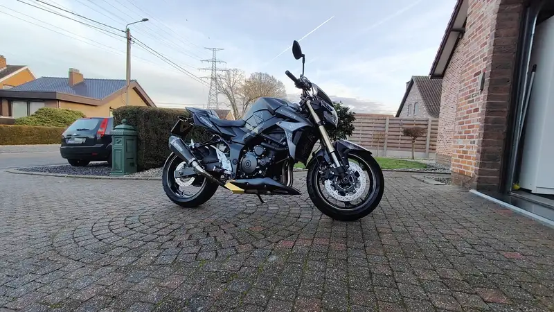 Suzuki GSR 750 - foto 5
