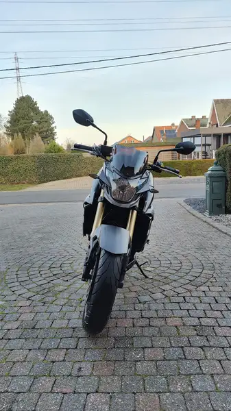 Suzuki GSR 750 - foto 4