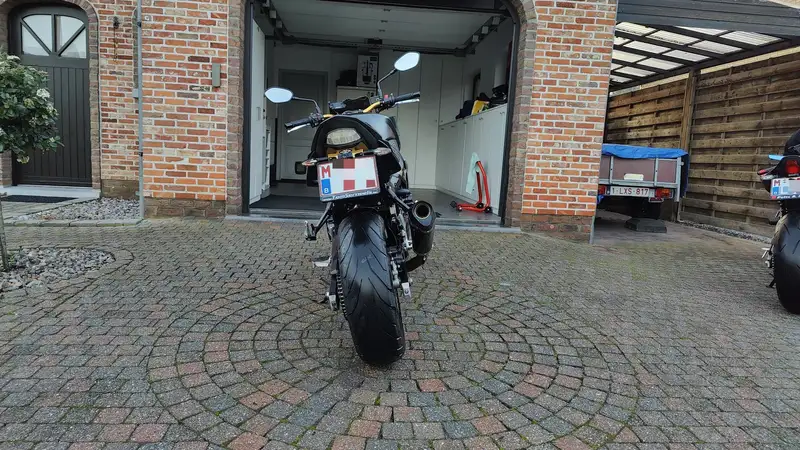 Suzuki GSR 750 - foto 3