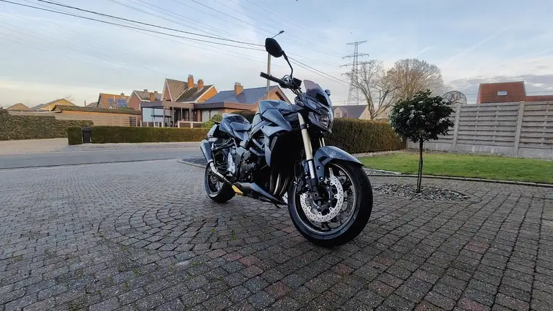 Suzuki GSR 750 - foto 2