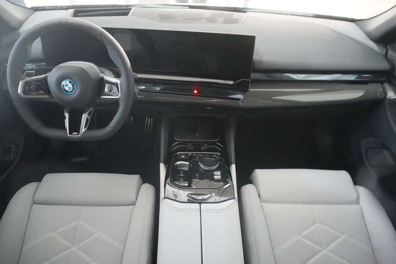 BMW 550 e xDrive — photo 11