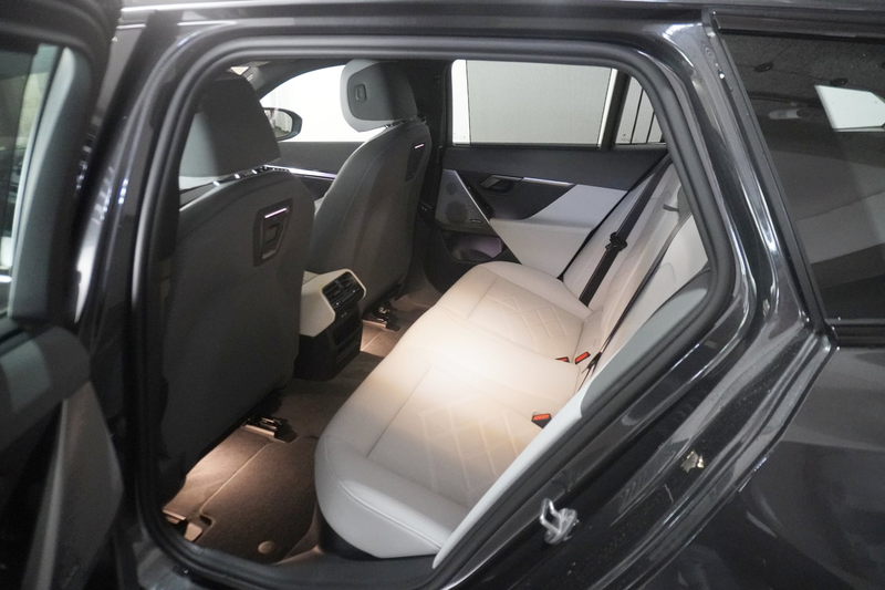 BMW 550 e xDrive — photo 8