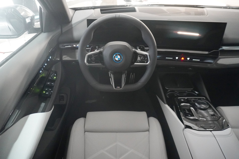 BMW 550 e xDrive — photo 10